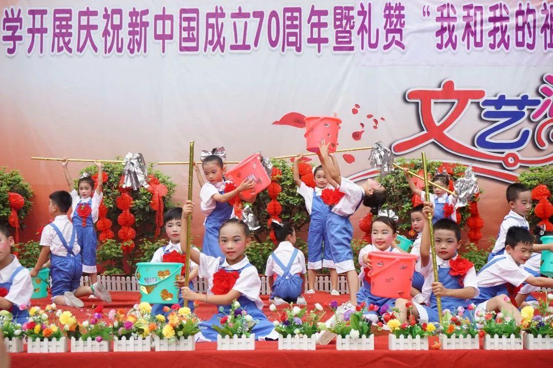 铁笼中的小鹿逃脱